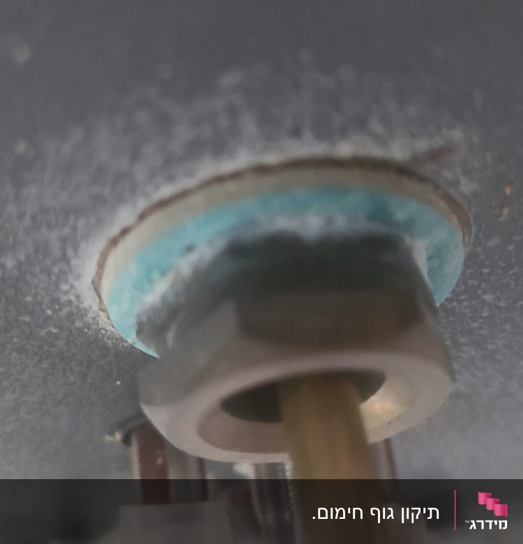 חיבור צינור מתכת עם אטם כחול